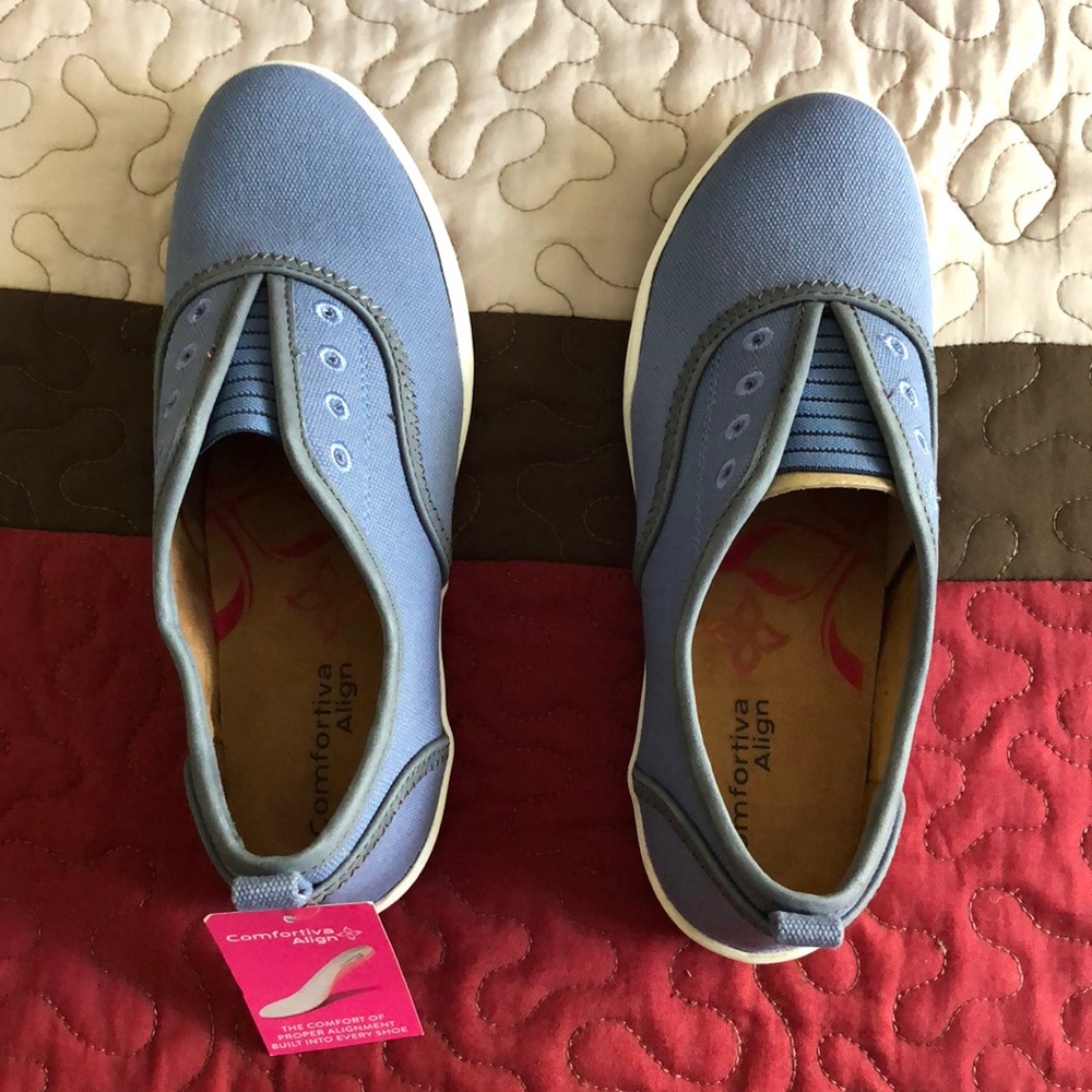 Brand Confortiva, size 7 USA, 38 Euro. Color Denim Blue.